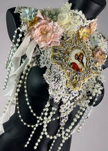 Cargar imagen en el visor de la galería, VENICE - Stunning Lace &amp; Pearl Art Collar
