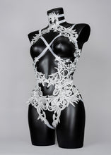 Cargar imagen en el visor de la galería, ATHALIA DOVE - Baroque Ivory Lace Bodycage
