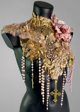 Cargar imagen en el visor de la galería, MILAN - Stunning Gold &amp; Pink Lace Pearl Collar

