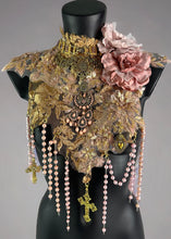 Charger l&#39;image dans la galerie, MILAN - Stunning Gold &amp; Pink Lace Pearl Collar
