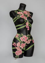 Carica l&#39;immagine nel visualizzatore di Gallery, GADDA DA VIDA - Flower Harness Briefs with Bead Strings
