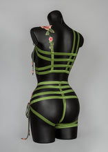 Carica l&#39;immagine nel visualizzatore di Gallery, GADDA DA VIDA - Flower Harness Briefs with Bead Strings
