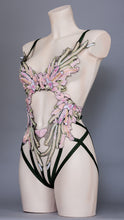 Cargar imagen en el visor de la galería, MAY QUEEN - Pastel &amp; Pink Pearls Bodycage
